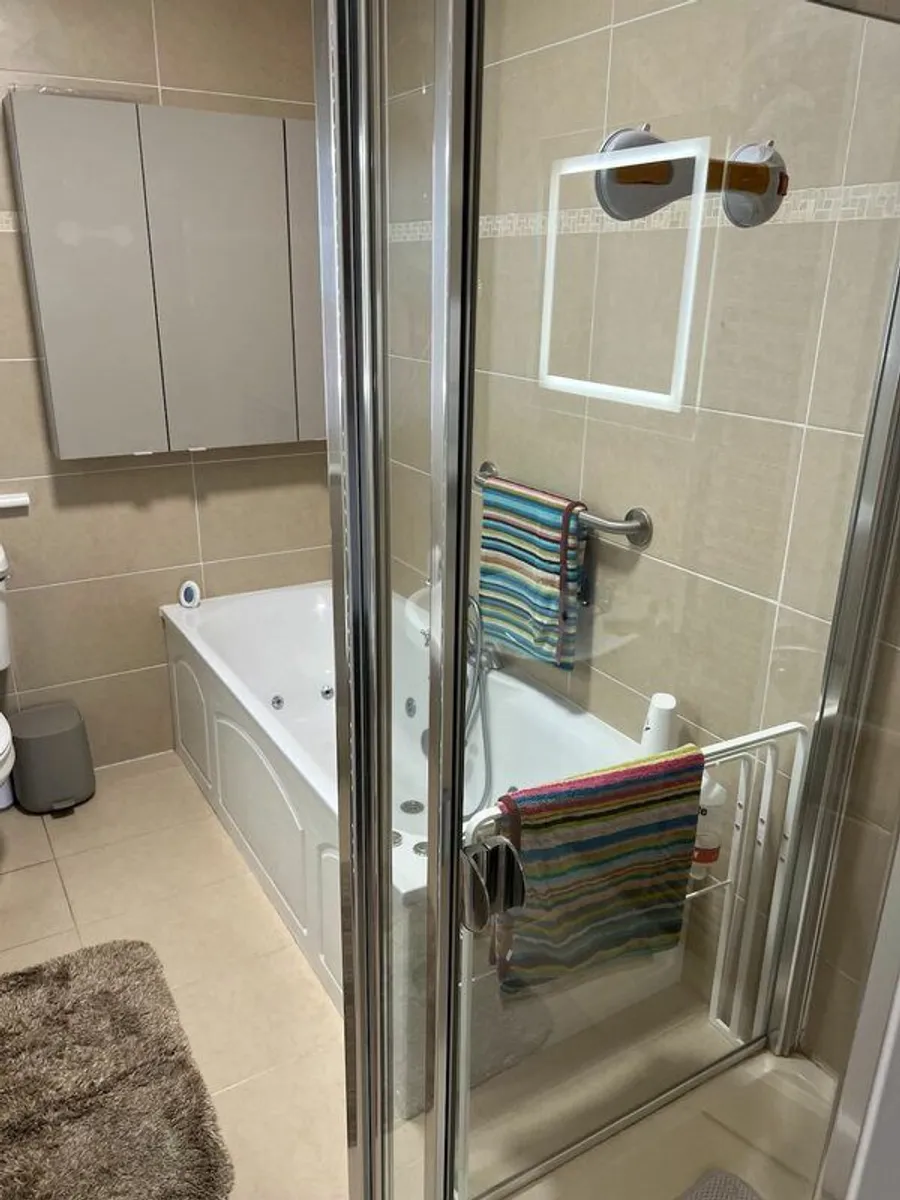 Bathroom contents - Image 2
