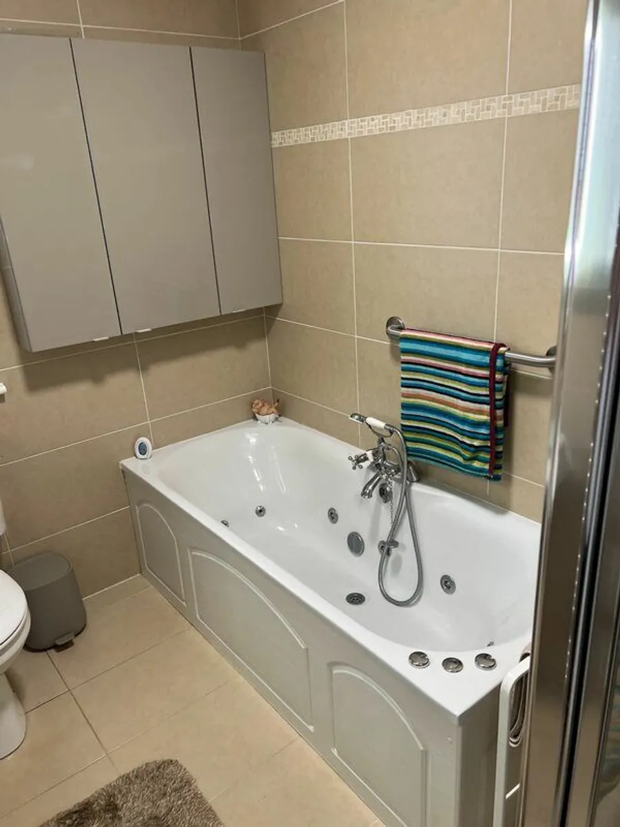 Bathroom contents - Image 3