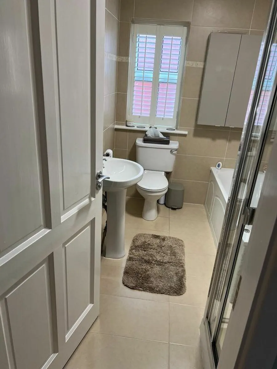 Bathroom contents - Image 4