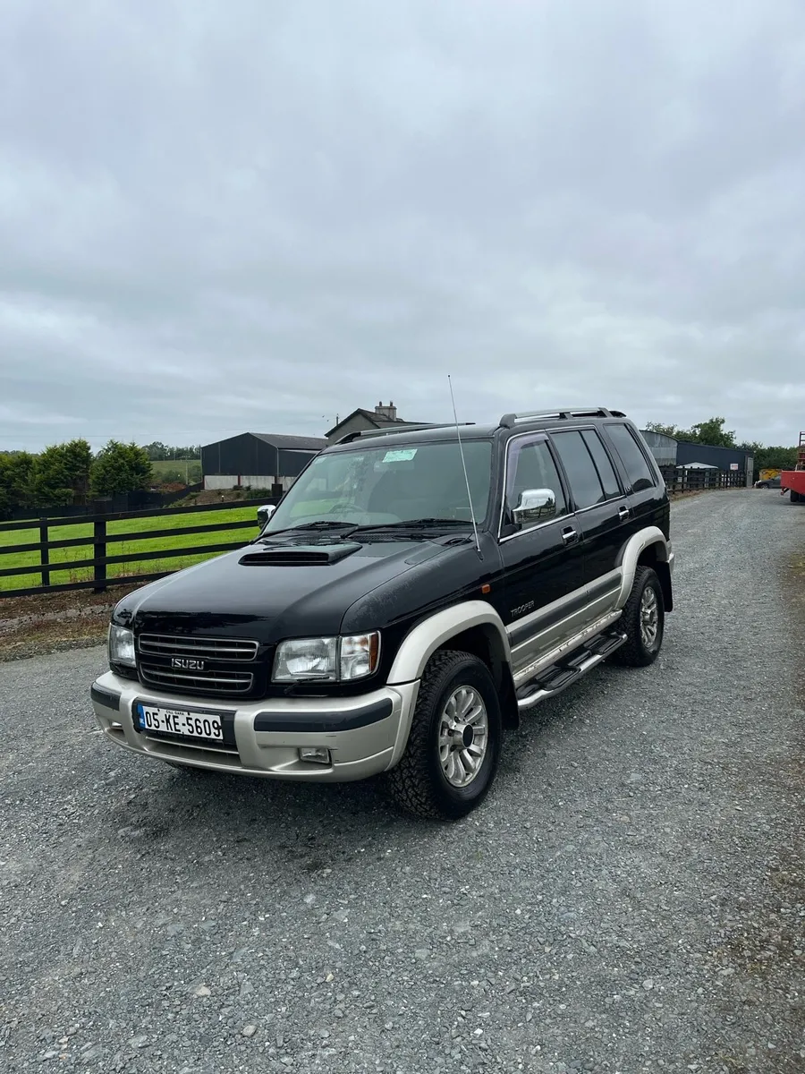 2005 Isuzu Trooper Executive - Image 2