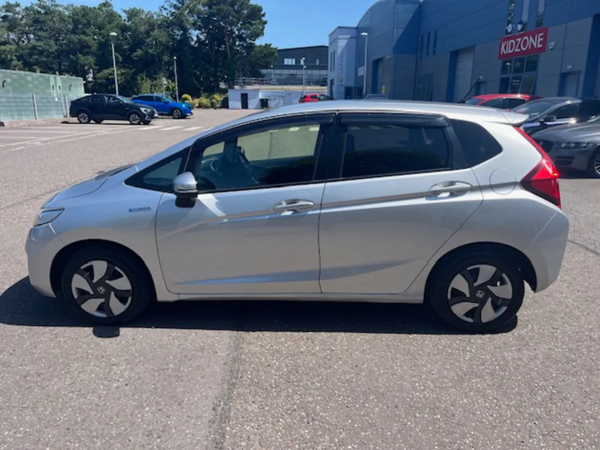 1.5 PETROL- HYBRID 5DR AUTO - Image 4