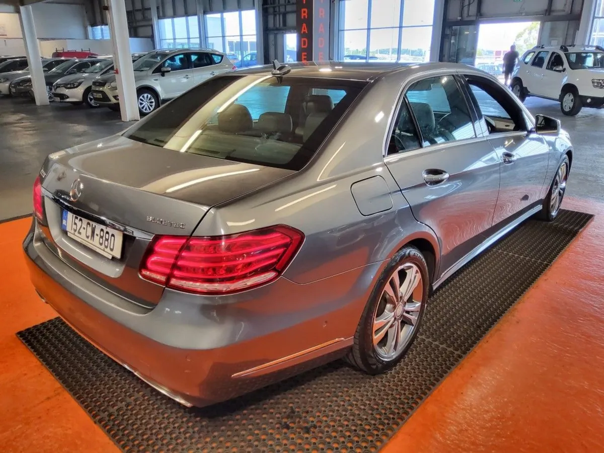 Mercedes-Benz E-Class E 200 Bluetec Classic A/T - Image 3