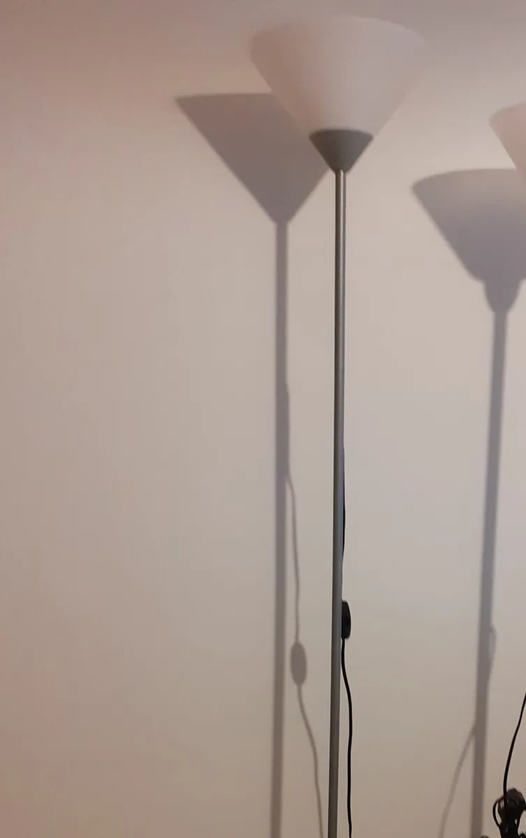 Fabulous leather chair plus standing lamp - Image 4