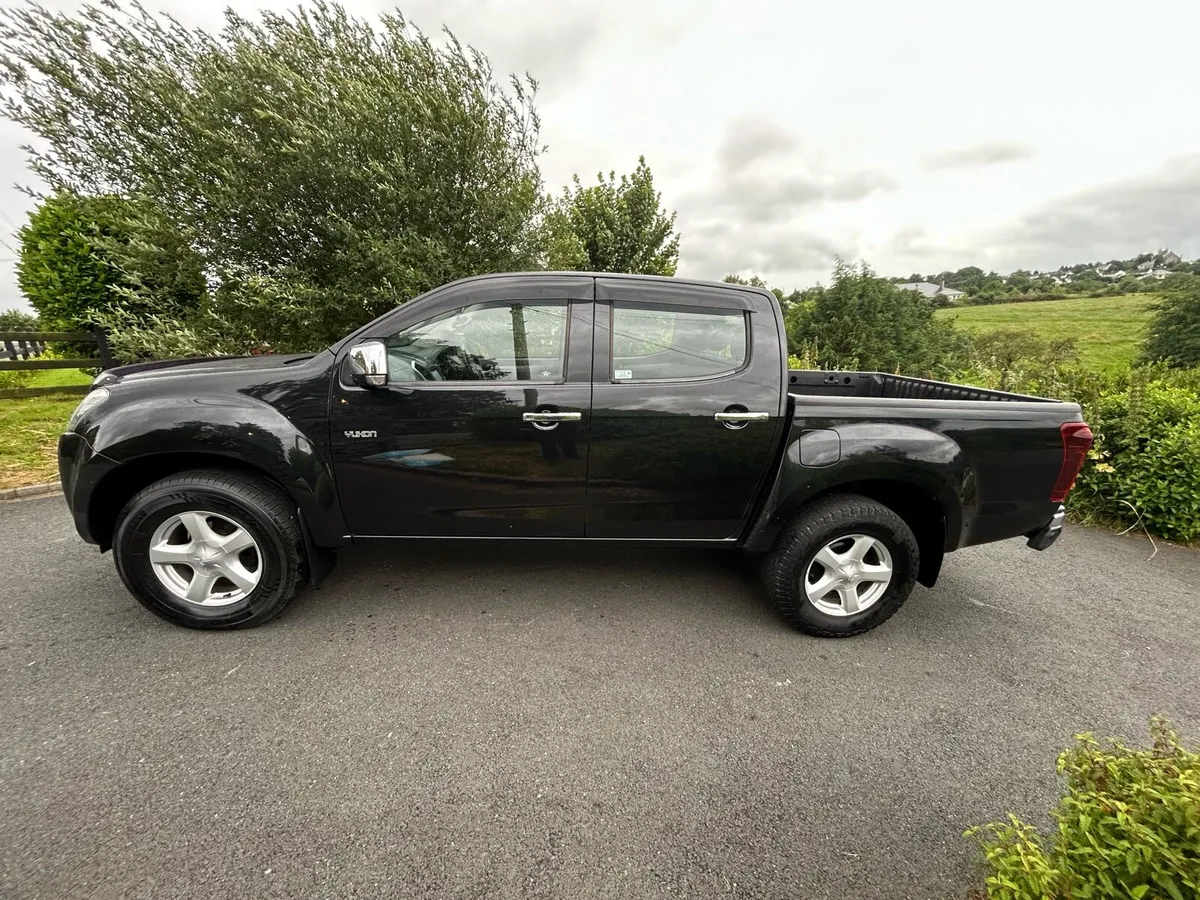 Isuzu D-Max pickup truck - Image 4