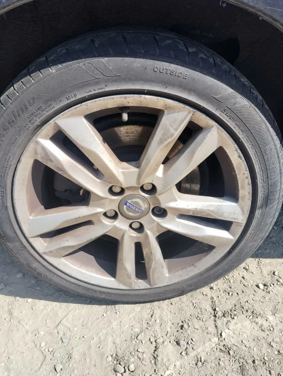 Breaking Volvo S60 2013 2.0 cylinder - Image 3