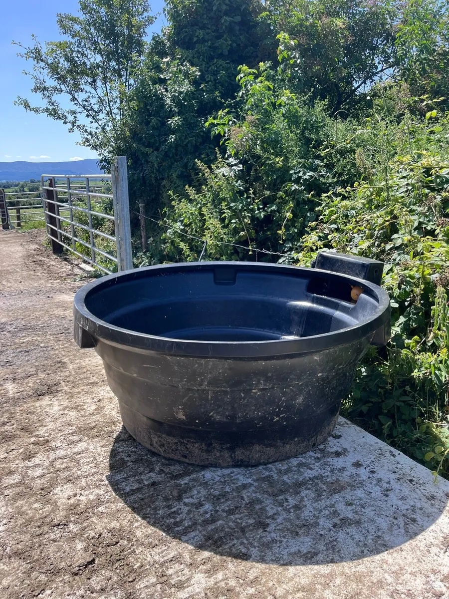 180 Gallon water trough - Image 1