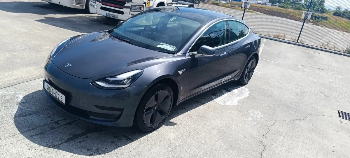 Tesla Model 3 2020 - Image 2