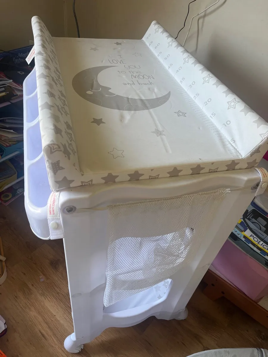 Babylo changing unit & built in Bath. - Image 1