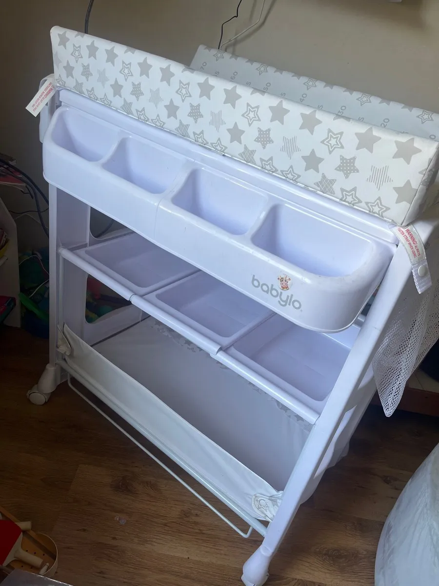 Babylo changing unit & built in Bath. - Image 2