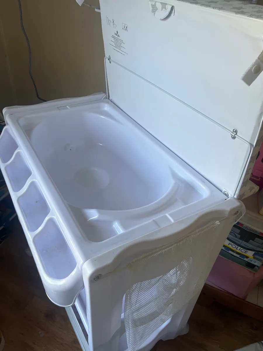 Babylo changing unit & built in Bath. - Image 3