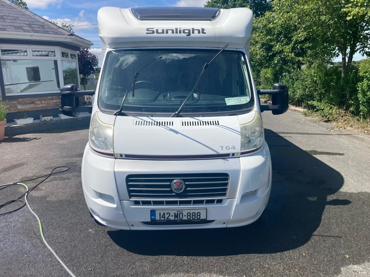 Beautiful low profile camper - Image 1