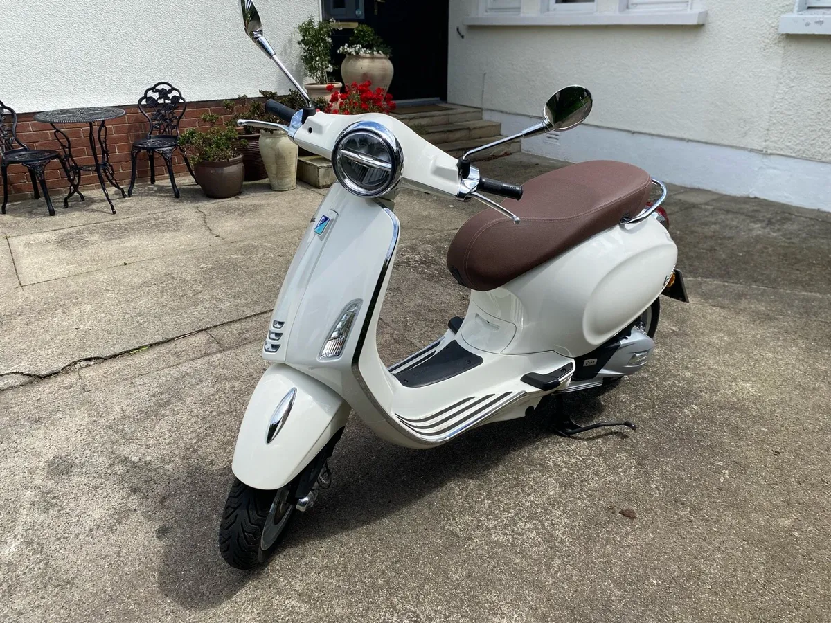 Vespa Primavera 125 - Image 1