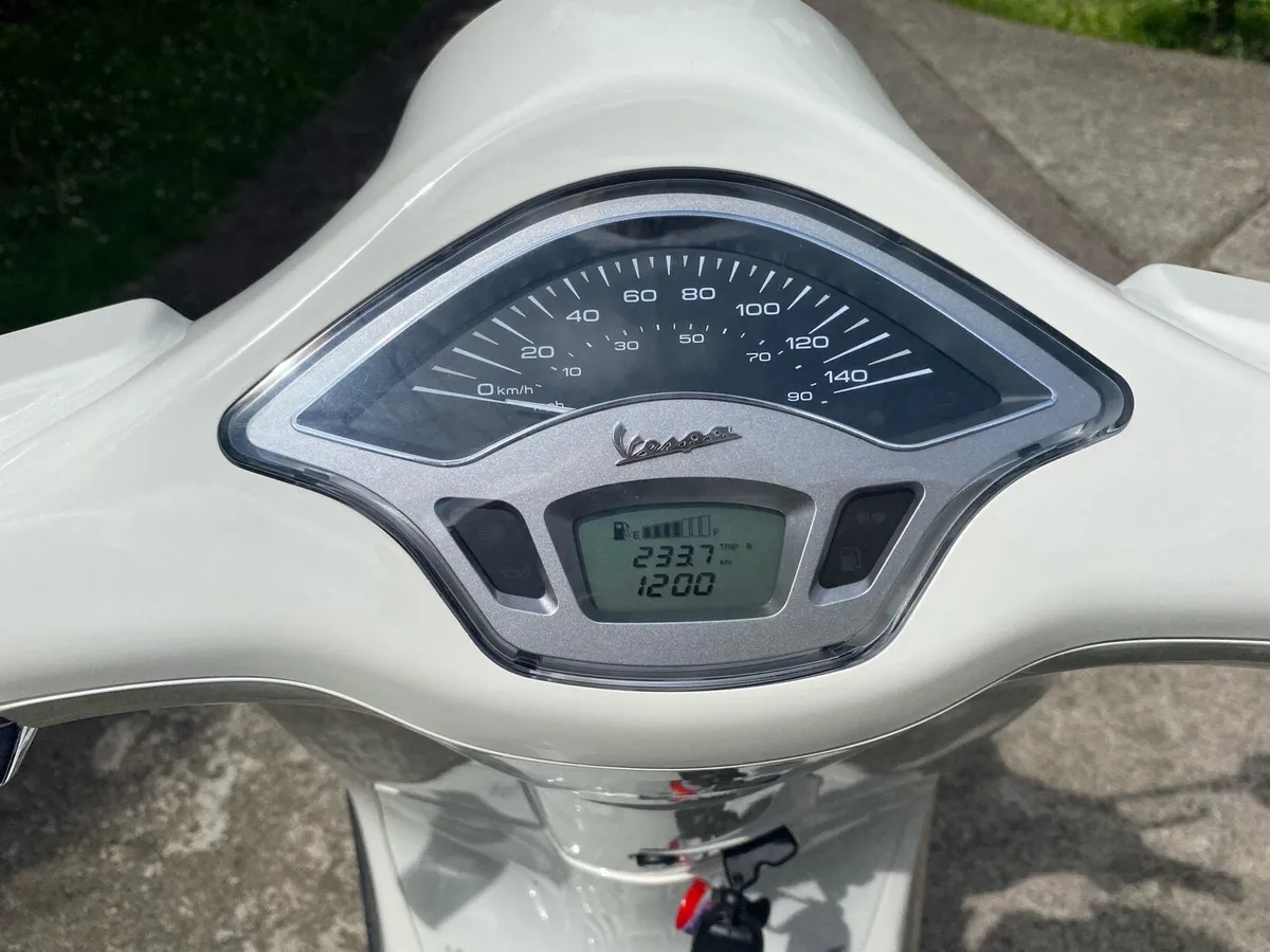Vespa Primavera 125 - Image 2