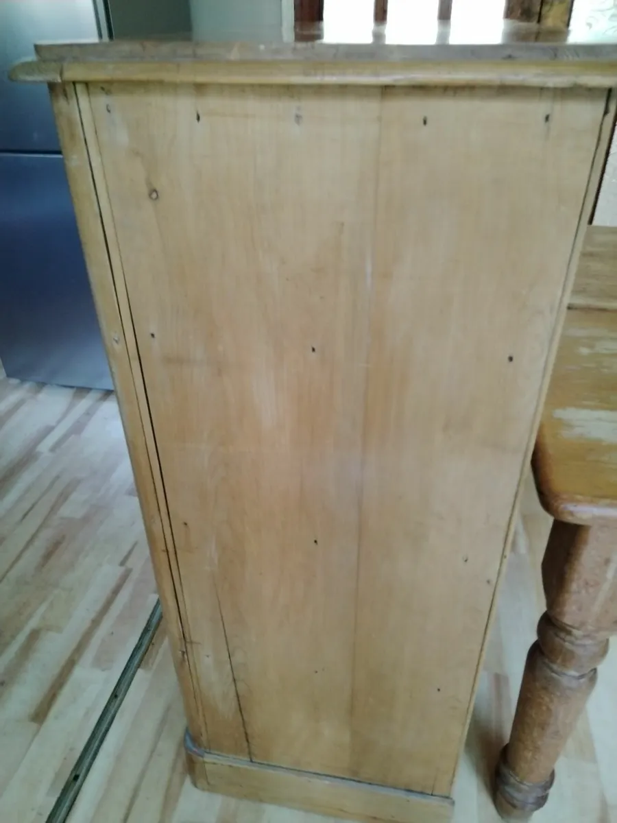 Old Pinewood chest of drawers - Image 1
