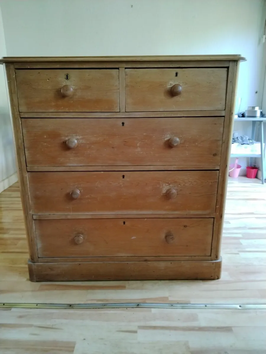 Old Pinewood chest of drawers - Image 3