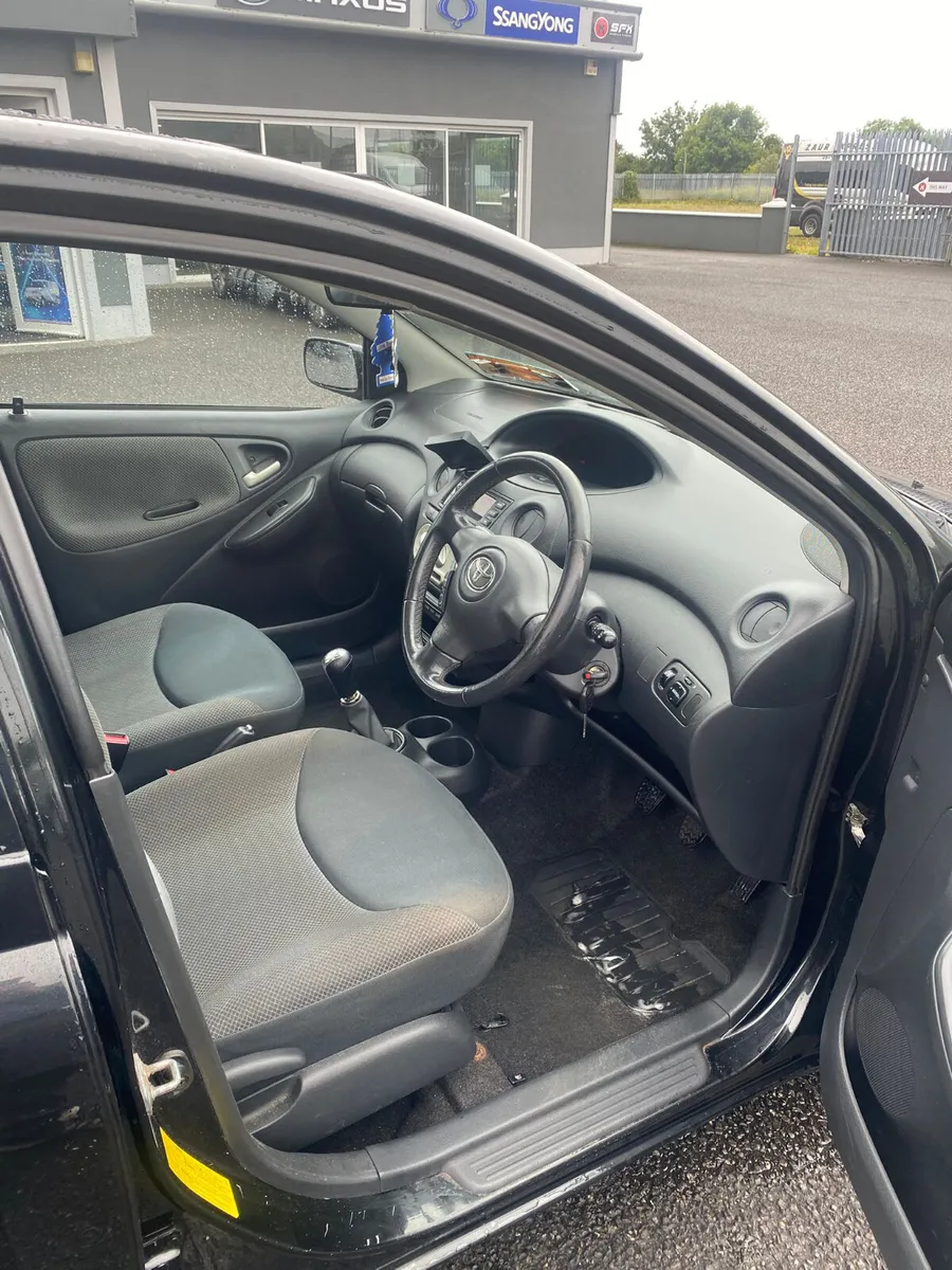 Toyota Yaris 2005 - Image 2