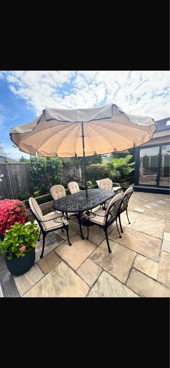 Like new Garden Table & Chairs w umbrella - Image 1