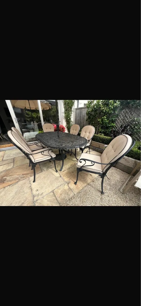Like new Garden Table & Chairs w umbrella - Image 2