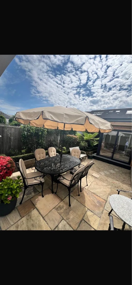 Like new Garden Table & Chairs w umbrella - Image 3