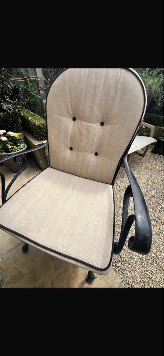 Like new Garden Table & Chairs w umbrella - Image 4
