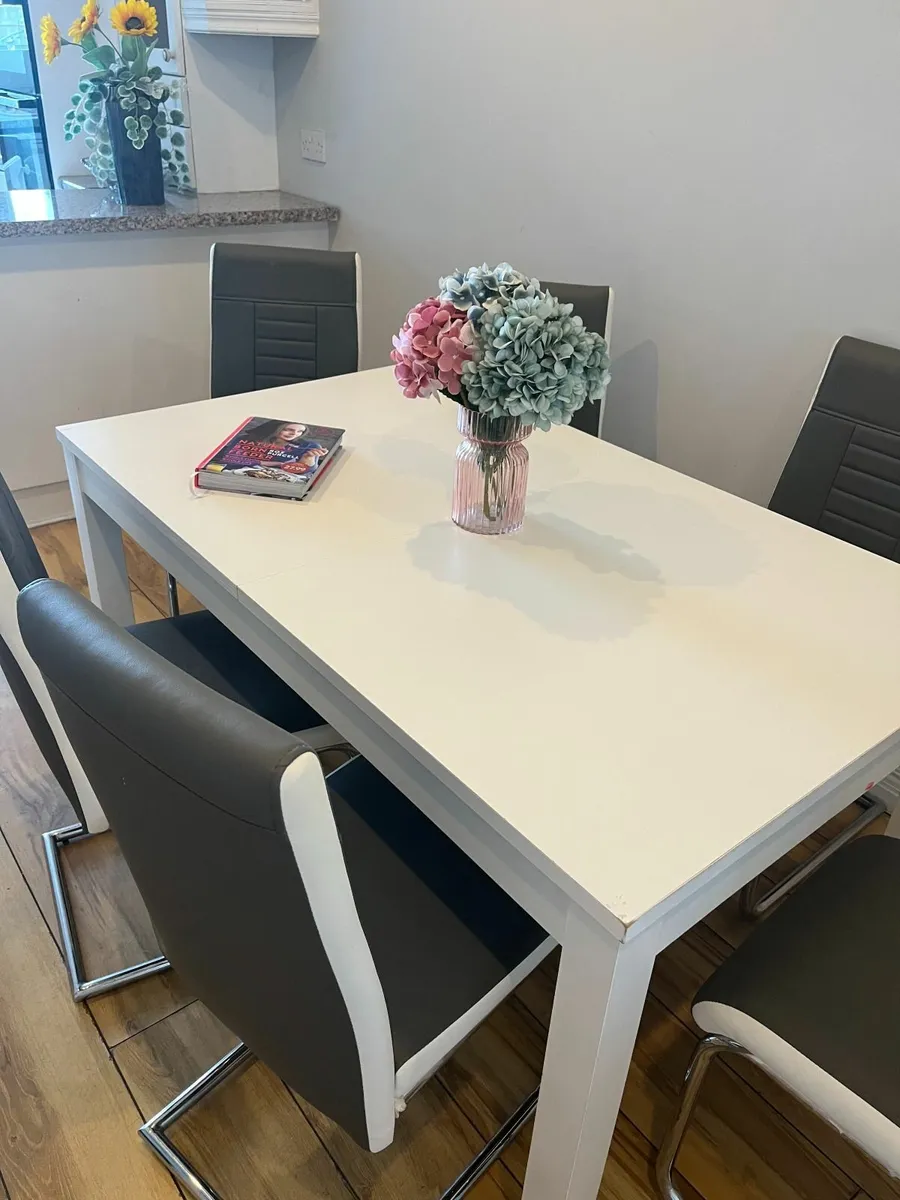 Table and chairs - Image 1