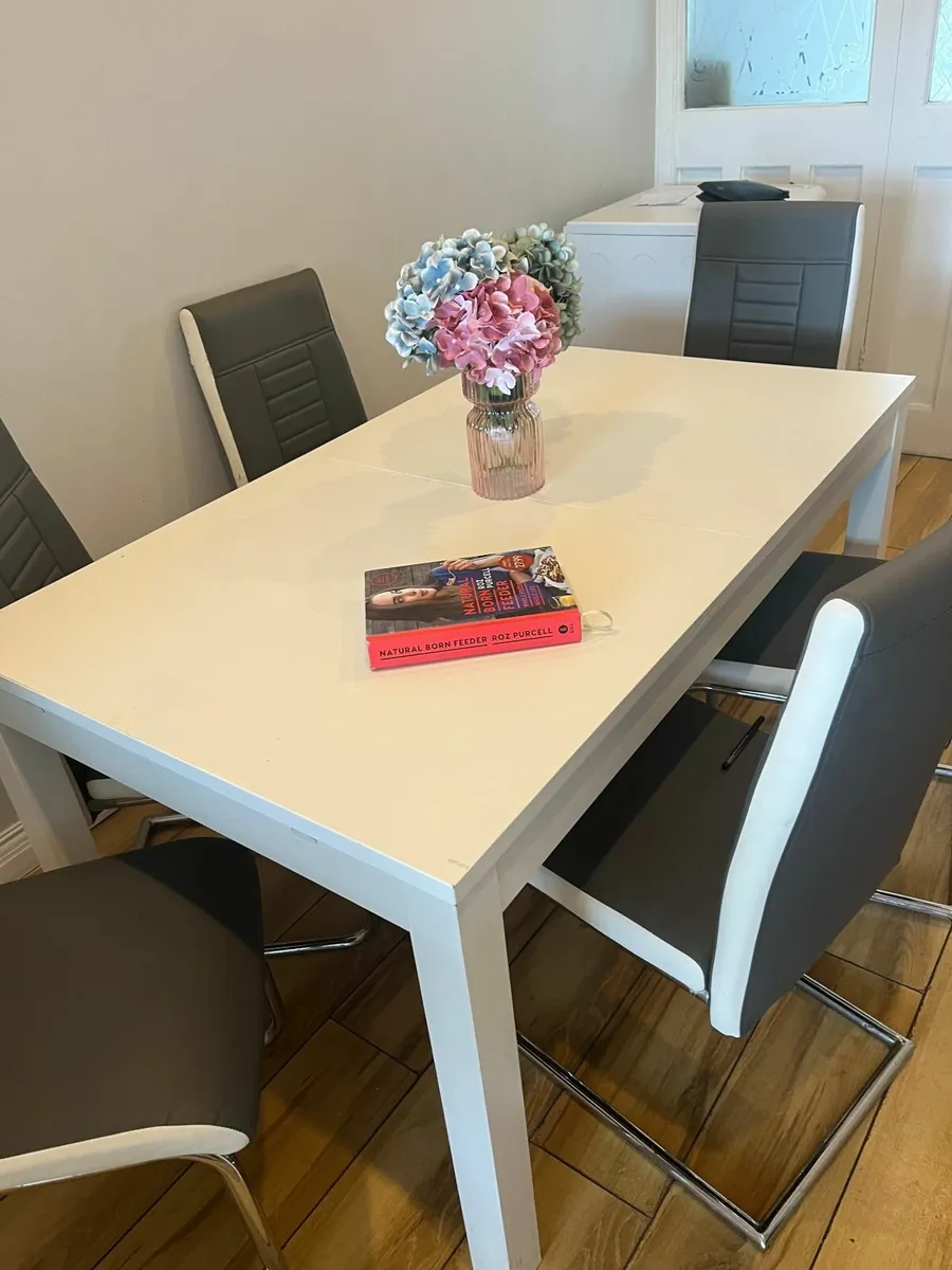 Table and chairs - Image 2