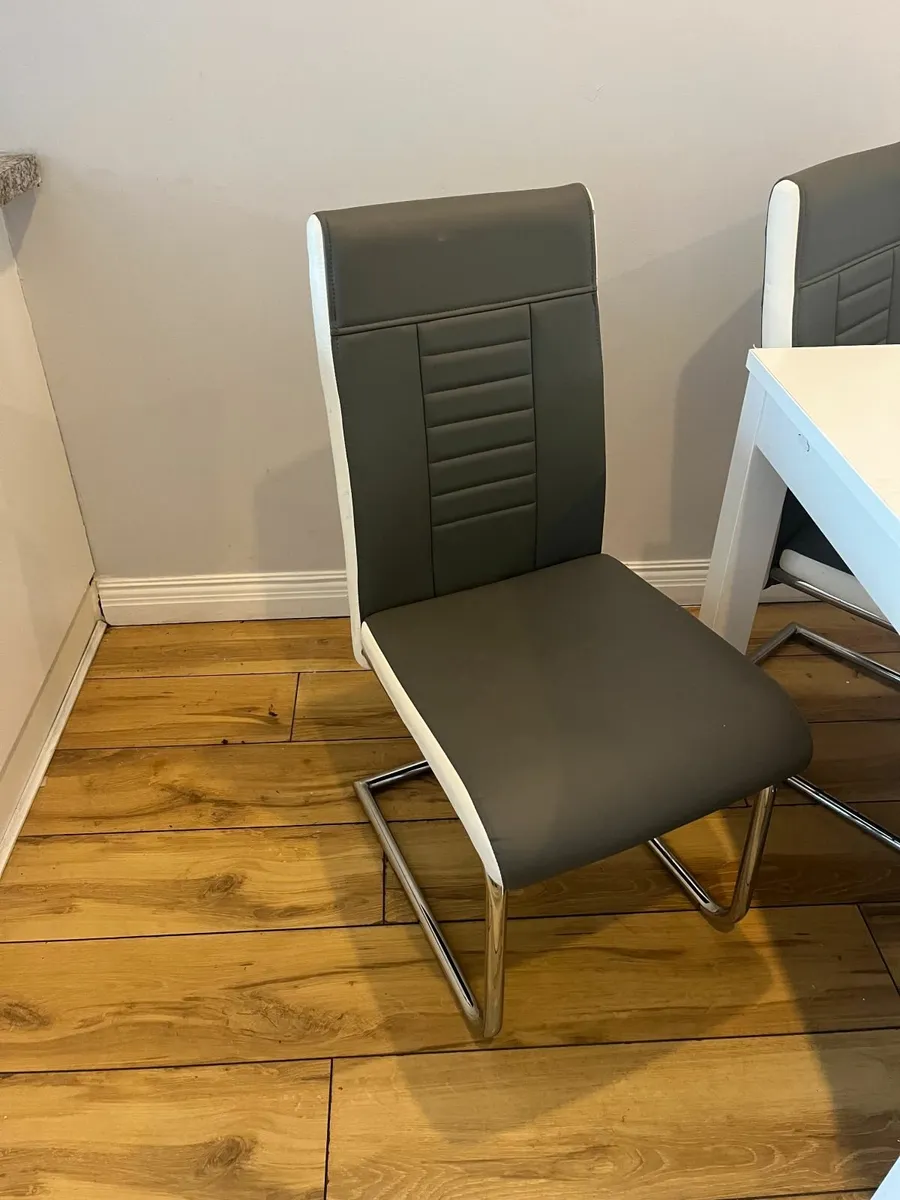 Table and chairs - Image 3