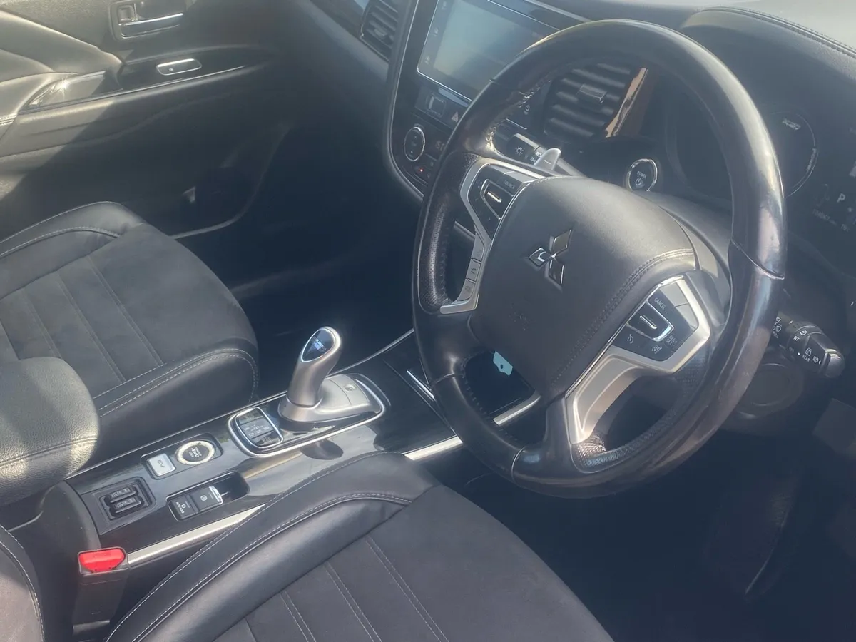 Mitsubishi Outlander PHEV - Image 2