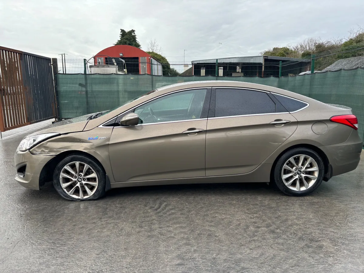 2015 Hyundai i40. Light Damage - Image 4