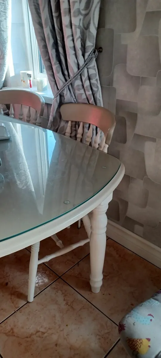 Table and chairs - Image 1