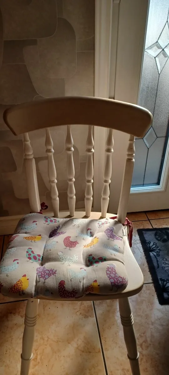 Table and chairs - Image 3