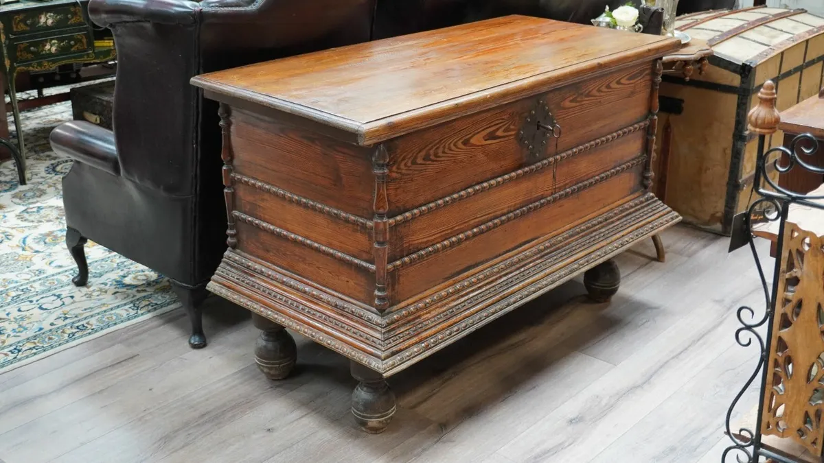 🧰 Antique Spanish Dowry Chest - Image 2