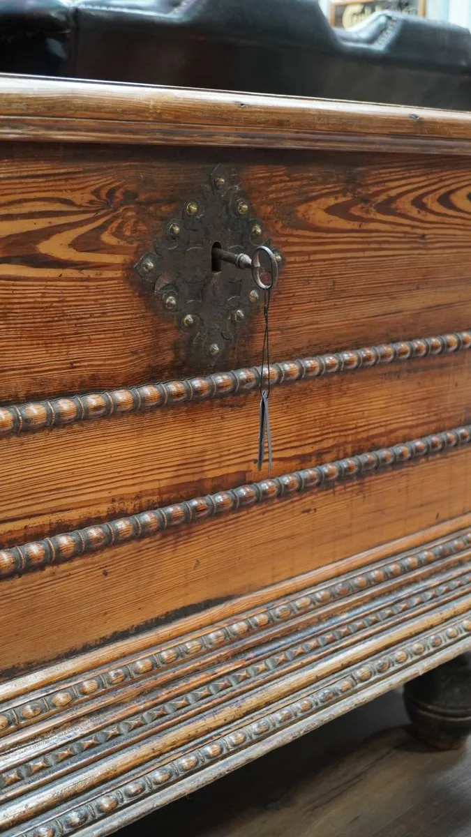 🧰 Antique Spanish Dowry Chest - Image 3