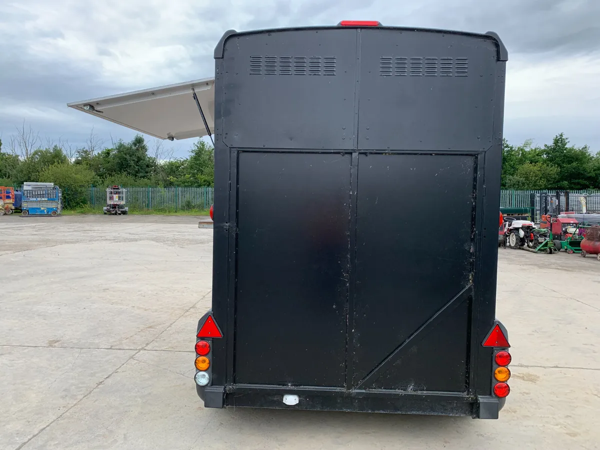 TWIN AXLE BAR HORSEBOX FOR AUCTION - NAAS - Image 4