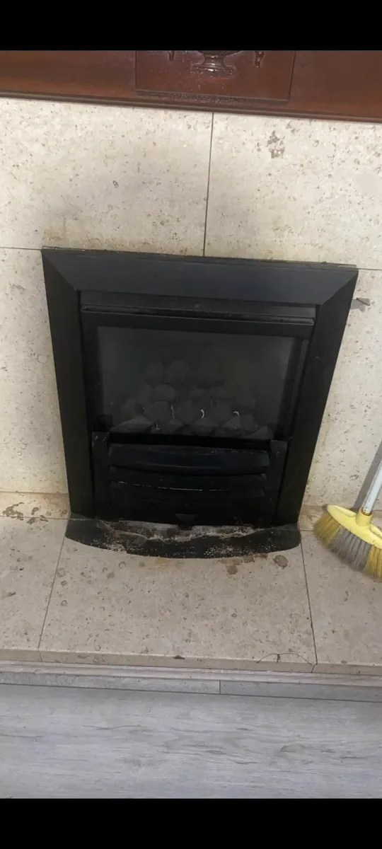 Gazco gas heater with 2 x 34kg bottles - Image 3