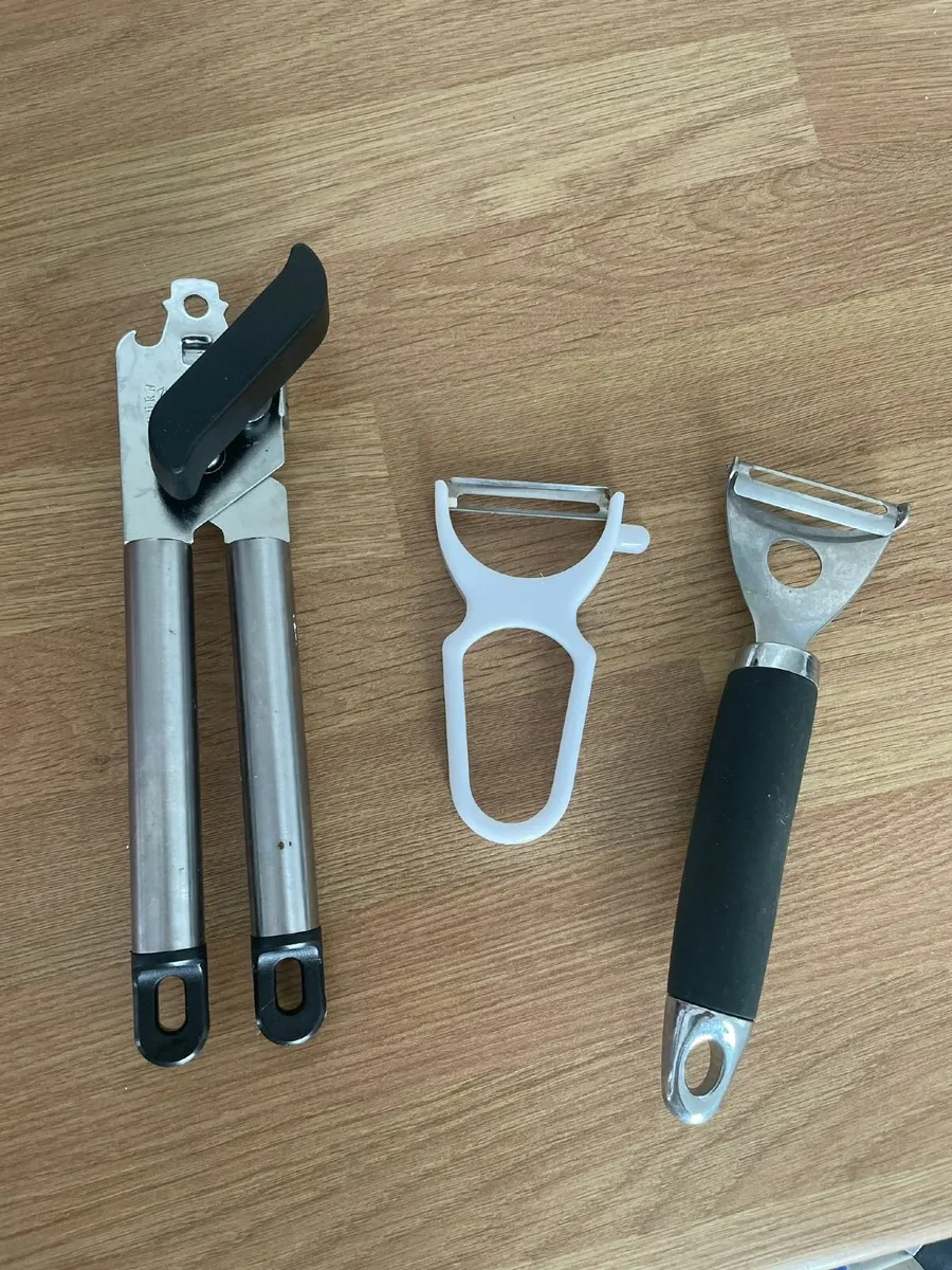 Kitchen utensils - 2 peelers and 1 tin opener