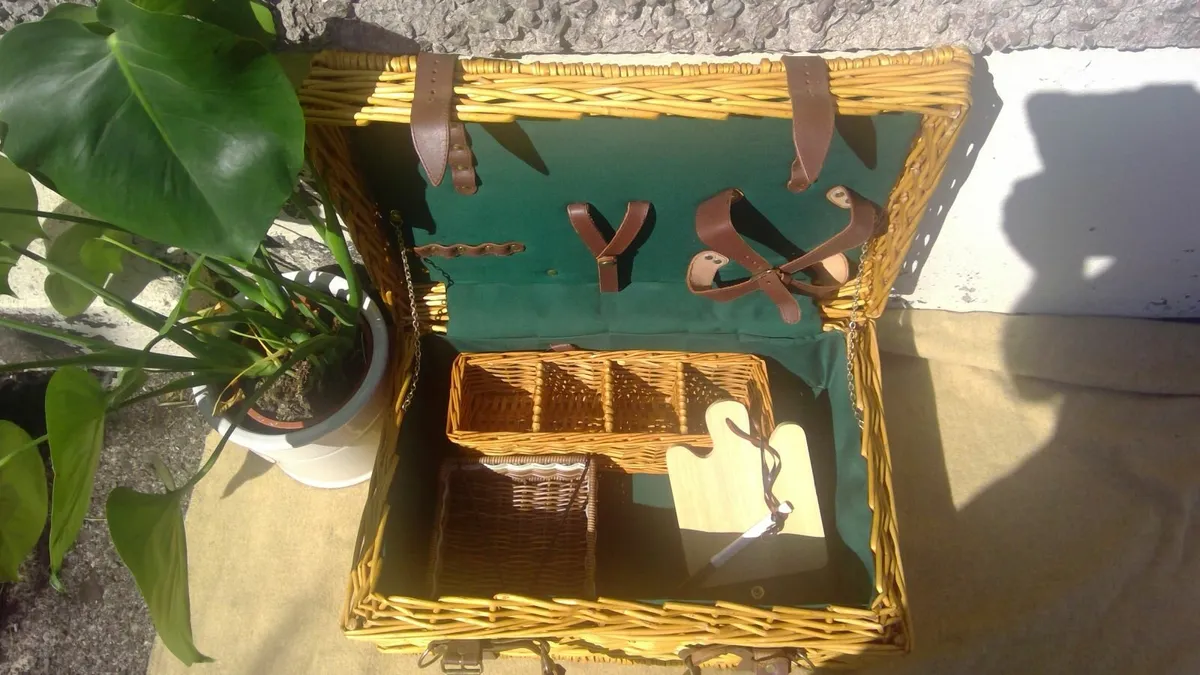 Picnic Basket (maybe for a shop window display?) - Image 3