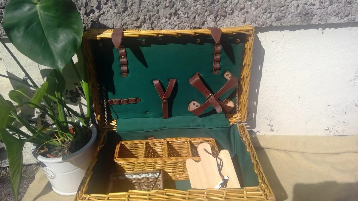Picnic Basket (maybe for a shop window display?) - Image 4
