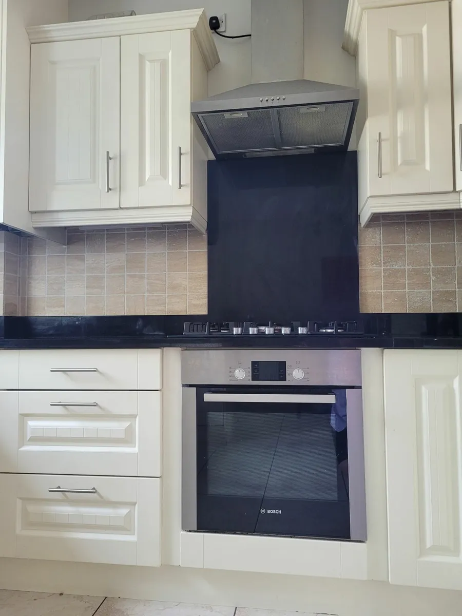 Ivory kitchen units & black granite worktop - Image 1