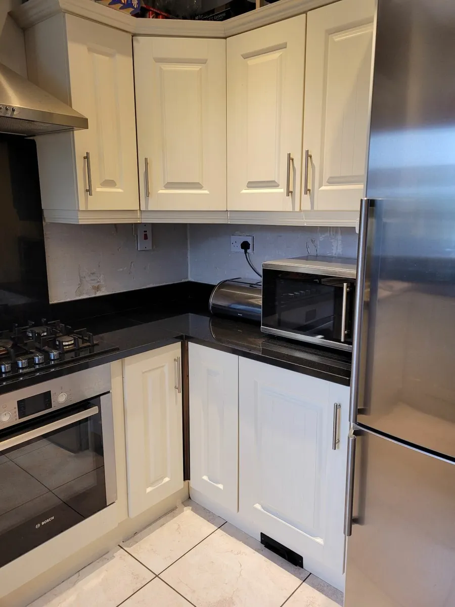 Ivory kitchen units & black granite worktop - Image 4