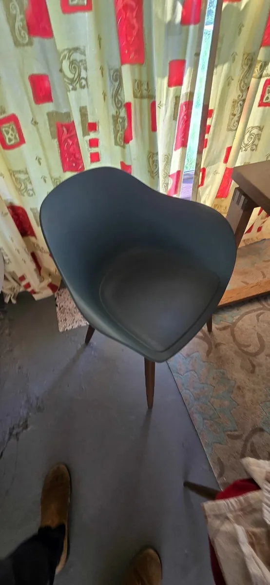 Chairs and table - Image 3