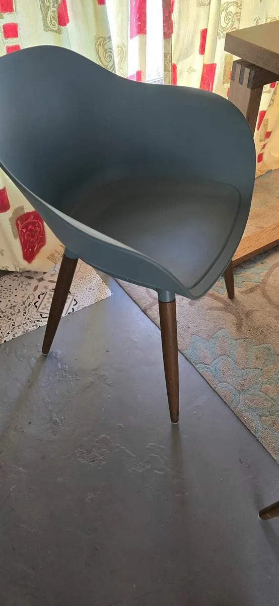 Chairs and table - Image 4