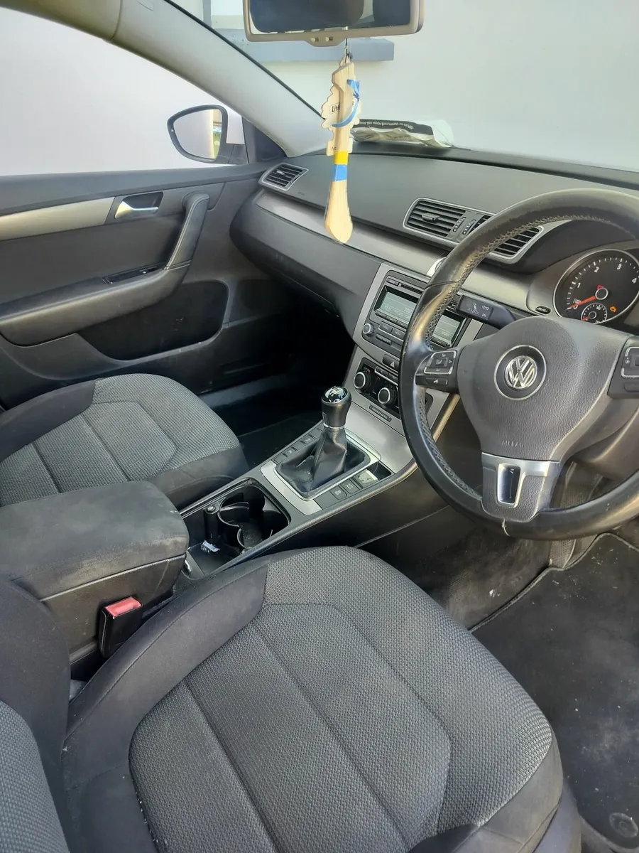 Volkswagen Passat 2012 - Image 2