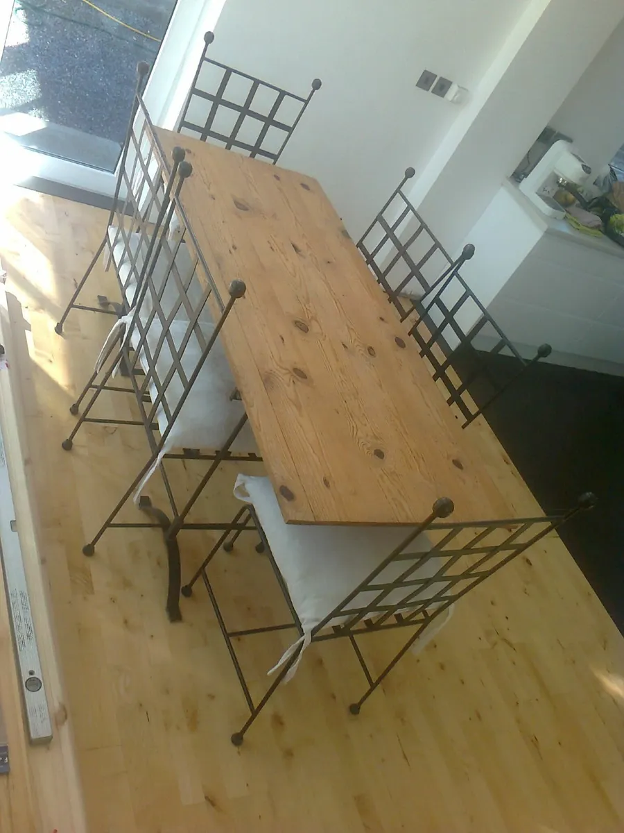 La Frank table and chairs