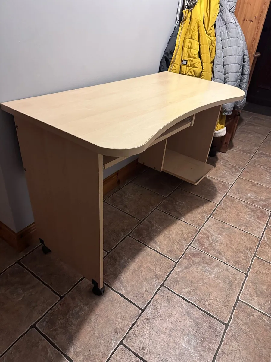 Computer desk - Image 1