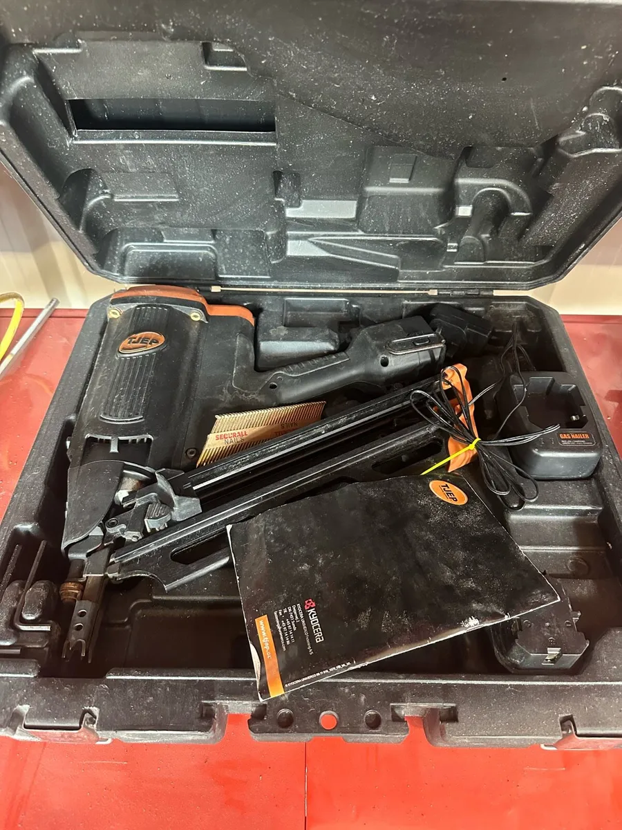 Nail guns & ladder - Image 4