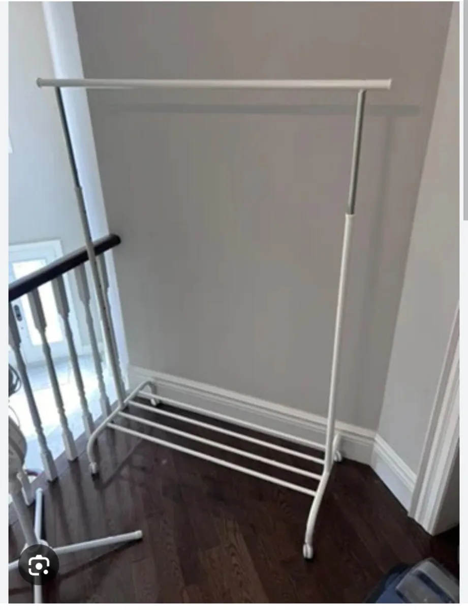 Adjustable clothes rail