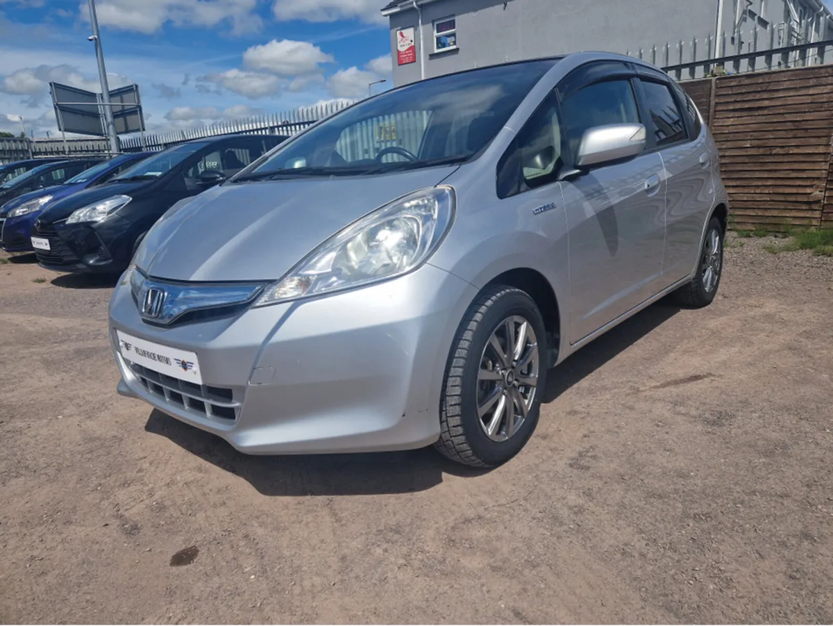 Honda Fit 1.3 PETROL AUTO  HYBRID - Image 4