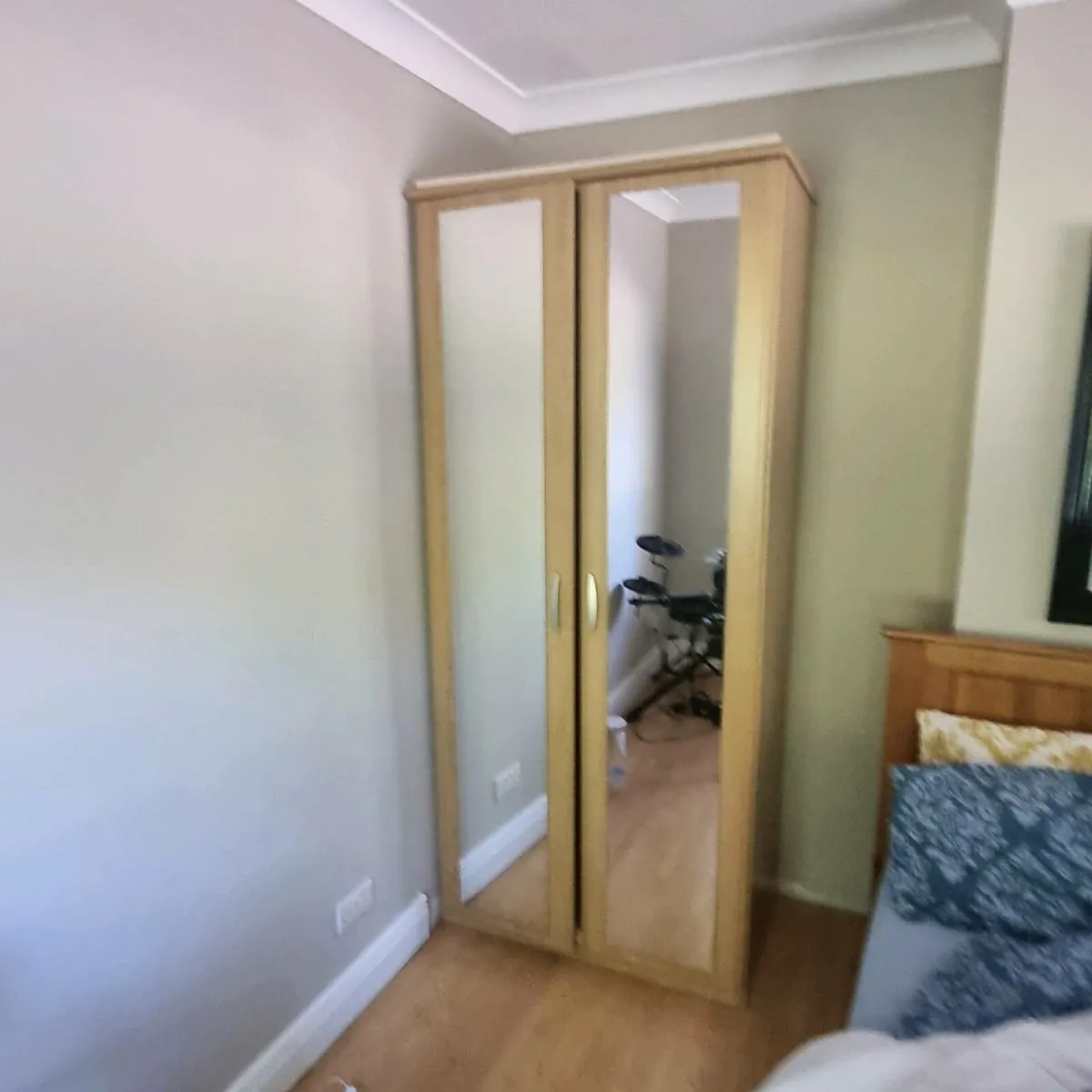Wardrobe and chest of drawers - Image 1