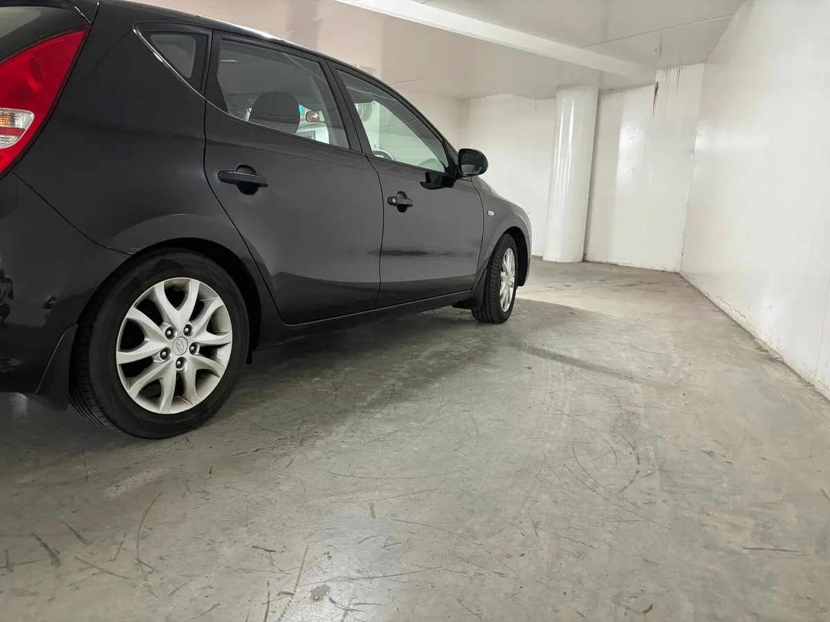 Hyundai i30 very low km - Image 4